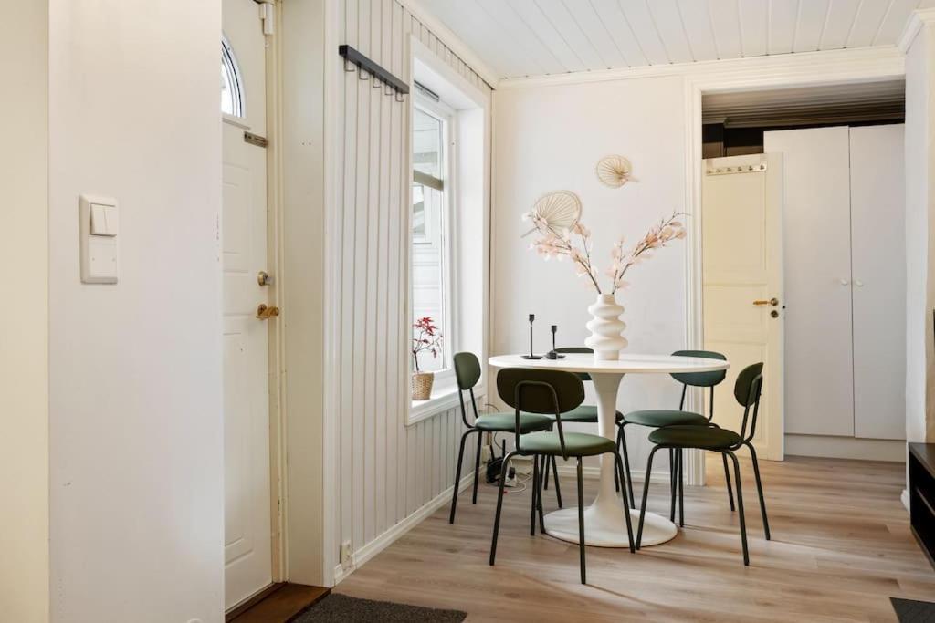 Central Apartment With Balcony, Self-Check In & Private Entrance Bergen Exterior foto