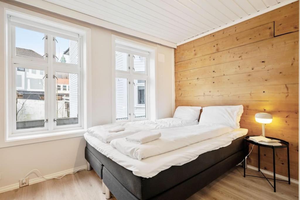 Central Apartment With Balcony, Self-Check In & Private Entrance Bergen Exterior foto