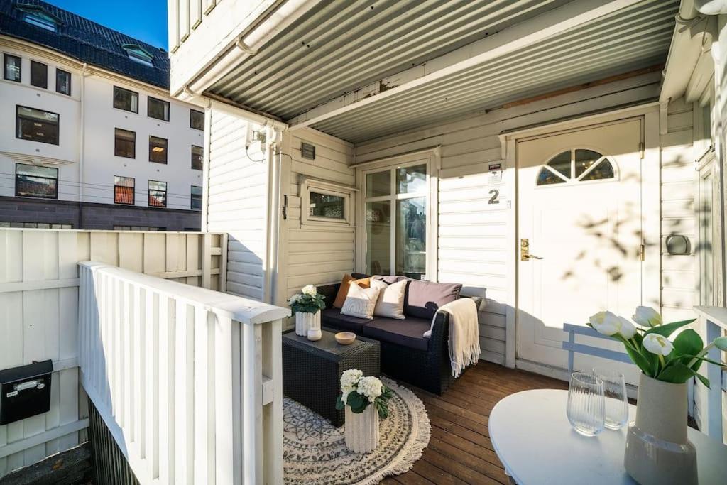 Central Apartment With Balcony, Self-Check In & Private Entrance Bergen Exterior foto